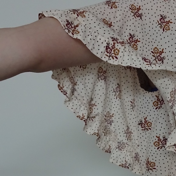 RUFFLE FLOWER CROP TOP - Picture 6 of 8